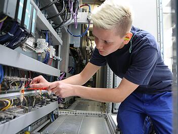 "Große Maschinen reparieren macht einfach Spaß", sagt die 20-jährige Christina Heim. Fotos: Barbara Herbst