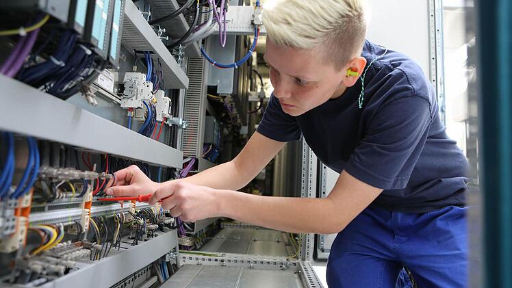 "Große Maschinen reparieren macht einfach Spaß", sagt die 20-jährige Christina Heim. Fotos: Barbara Herbst