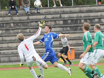 Perfekt getimt kommt die Flanke zu Münnerstadts Torjäger Simon Snaschel, der sich die Chance nicht entgehen lässt und zum 1:0 verwandelt. Riedenbergs Keeper Florian Dorn unterläuft den Ball. Foto: ssp