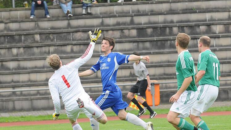 Perfekt getimt kommt die Flanke zu Münnerstadts Torjäger Simon Snaschel, der sich die Chance nicht entgehen lässt und zum 1:0 verwandelt. Riedenbergs Keeper Florian Dorn unterläuft den Ball. Foto: ssp