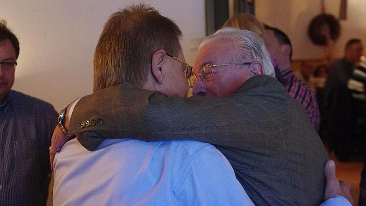 Als nur noch wenige Ergebnisse aus den Stimmbezirken fehlten, lockerte sich die Atmosphäre bei den Freien Wählern.