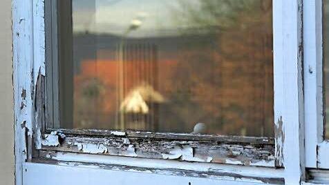 So sehen Fenster an der Küpser Schule aus.  Foto: Elke Frech