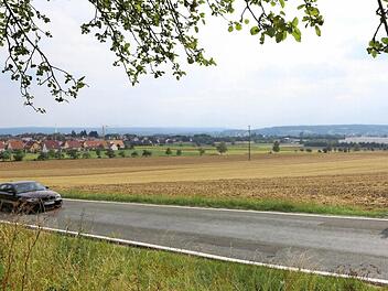 Im Nordwesten von Buttenheim bis zum Rewe-Zentrallager (rechter Bildrand) wäre noch Platz für Wohnen und Gewerbe. Foto: Barbara Herbst/Archiv