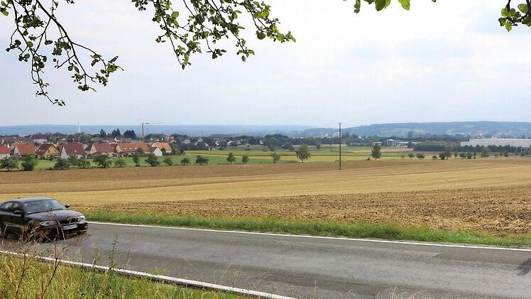 Im Nordwesten von Buttenheim bis zum Rewe-Zentrallager (rechter Bildrand) wäre noch Platz für Wohnen und Gewerbe. Foto: Barbara Herbst/Archiv