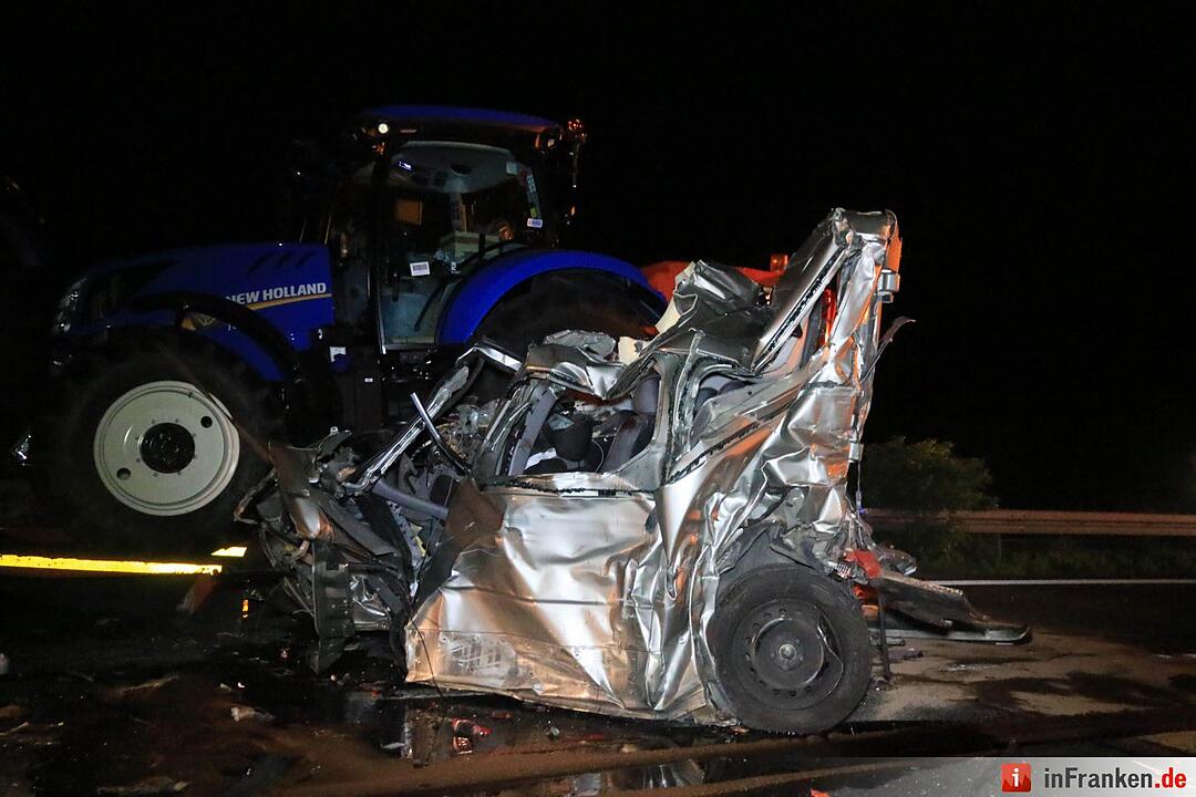 Transporter zwischen Lkw eingeklemmt