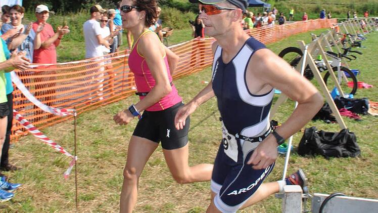 Mit Schwung aus der Wechselzone, links Damensiegerin Nicole Allstadt. Foto: Karl Heinz Weber