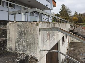 Bei der Brüstung am Sportplatz in Ebermannstadt platzt teilweise der Beton ab und die Stahlgeländer sind verrostet. Foto: Barbara Herbst