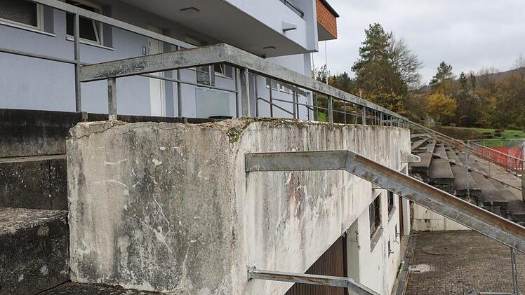 Bei der Brüstung am Sportplatz in Ebermannstadt platzt teilweise der Beton ab und die Stahlgeländer sind verrostet. Foto: Barbara Herbst