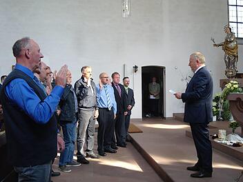 :Landrat Thomas Bold (rechts) vereidigte die neun neuen Feldgeschworenen.  Stephanie Elm