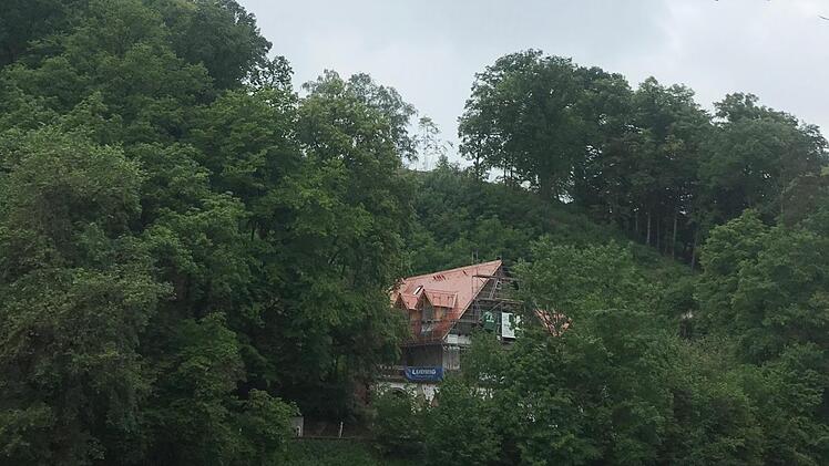 Ein Gebäude, das sich an den idyllischen Regnitzhang schmiegt, sieht dem Ende seiner Sanierung entgegen. Fotos: Michael Wehner