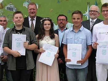 Das sind (von links) die erfolgreichsten Absolventen der Mittelschule Sonnefeld: Justin Jung, Tom Laufer, Antonia Scheler, Maximilian Hohnhaus, Daniel Dunajski; dahinter: Andreas Scheler, Michael Keilich, Timo Fuchs, Michael Lege, Max Lachner.  Foto: Klaus Oelzner