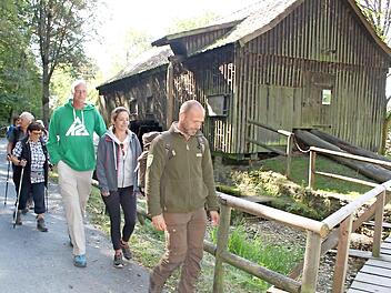 Naturpark-Ranger Jan van der Sant führte seine Gruppe von der Schneidmühle über die kleinen Treppen hinauf zur Burgruine Nordeck und von dort aus weiter bis zum Forstmeistersprung. Fotos: Sonny Adam