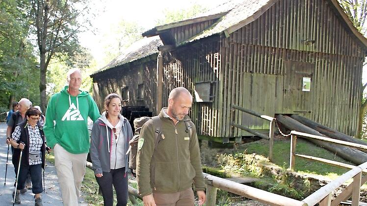 Naturpark-Ranger Jan van der Sant führte seine Gruppe von der Schneidmühle über die kleinen Treppen hinauf zur Burgruine Nordeck und von dort aus weiter bis zum Forstmeistersprung. Fotos: Sonny Adam