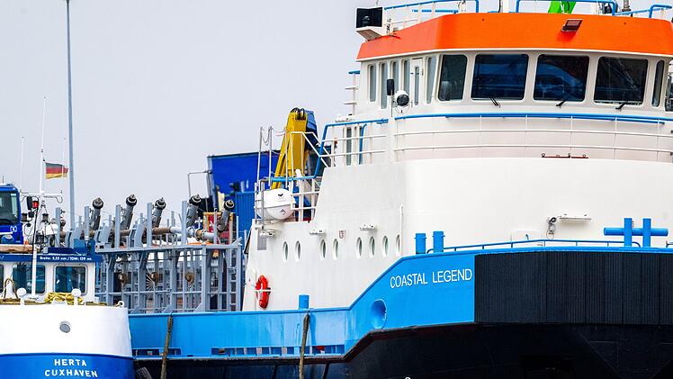 Schiffsunfall im Hafen Cuxhaven
