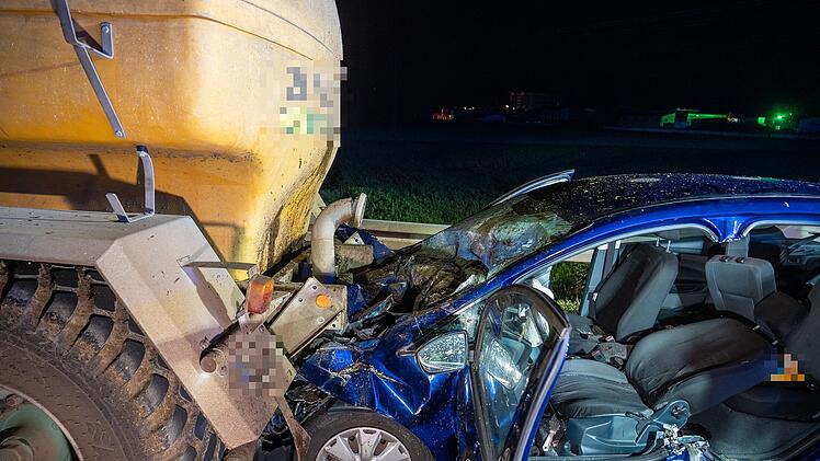Auto kracht in Traktor-Gespann bei Oberhaid