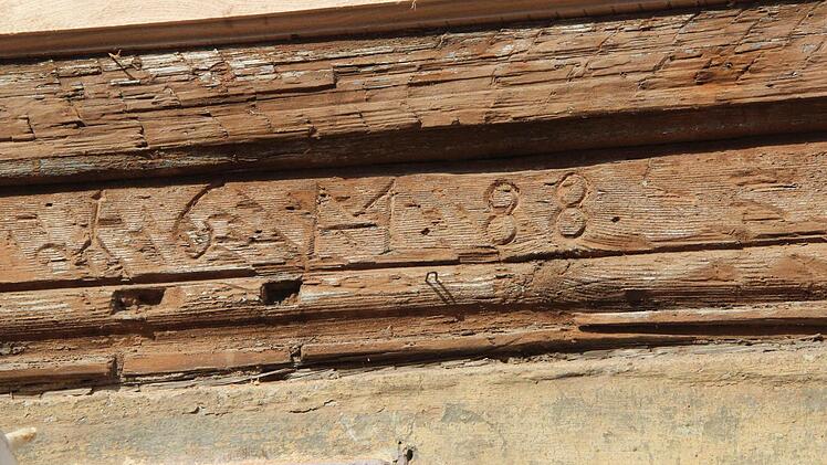 Im Balken ist noch das Baujahr 1688 zu erkennen.