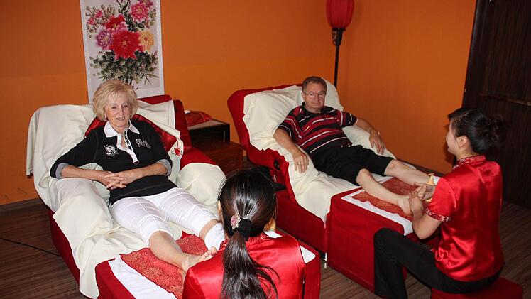 Medizinische Massagen von Masseuren aus China waren - und sind noch für kurze Zeit - sehr beliebt in Bad Kissingen. Fotos: Bartl