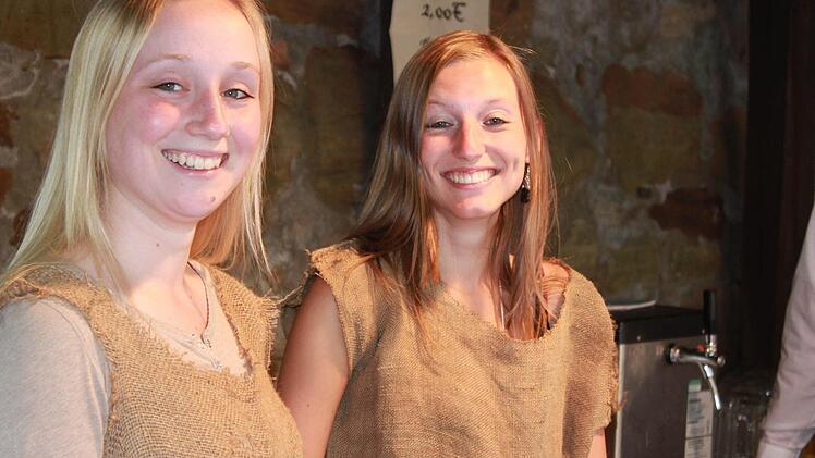 Noch sehr ärmlich gekleidet sind die jungen Damen aus dem Blasorchester Ebern am Getränkeausschank im Gefängnishof.