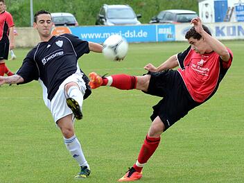 Keine Tore gab es im Abstiegs-Duell zwischen dem FSV Erlangen-Bruck II (schwarze Trikots) und dem SV-DJK Eggolsheim. Die Gäste können mit dem Punktgewinn aber deutlich mehr anfangen als die FSV-Reserve.  Fotos: herzopress