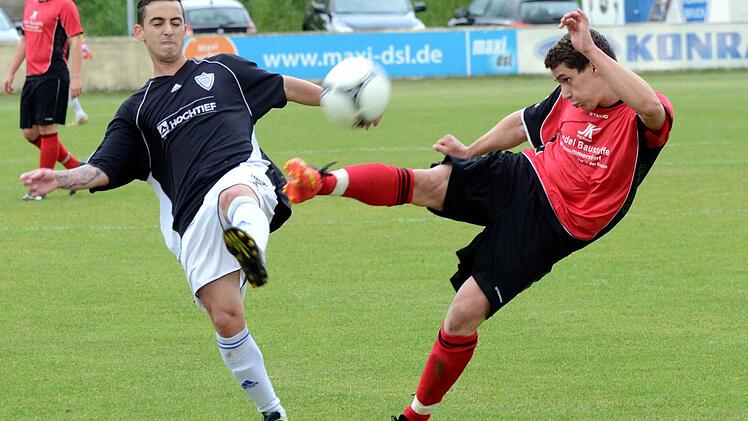 Keine Tore gab es im Abstiegs-Duell zwischen dem FSV Erlangen-Bruck II (schwarze Trikots) und dem SV-DJK Eggolsheim. Die Gäste können mit dem Punktgewinn aber deutlich mehr anfangen als die FSV-Reserve.  Fotos: herzopress