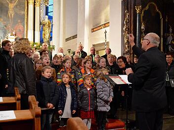 Erster Höhepunkt des Liederabends: Der Kinder-Sing-Kreis und die Sängervereinigung singen gemeinsam unter der Leitung von Chorleiter Elmar Brehm (rechts) eine israelische Weise. Foto: Kathrin Kupka-Hahn