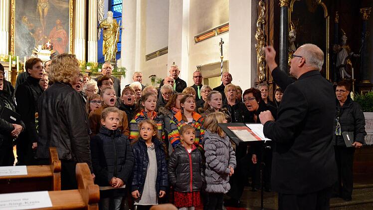 Erster Höhepunkt des Liederabends: Der Kinder-Sing-Kreis und die Sängervereinigung singen gemeinsam unter der Leitung von Chorleiter Elmar Brehm (rechts) eine israelische Weise. Foto: Kathrin Kupka-Hahn