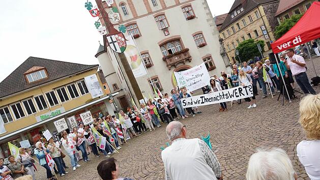 Krankenhaus-Mitarbeiter versammeln sich auf dem Marktplatz zu einer Kundgebung. Foto: Arkadius Guzy