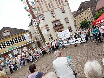Krankenhaus-Mitarbeiter versammeln sich auf dem Marktplatz zu einer Kundgebung. Foto: Arkadius Guzy
