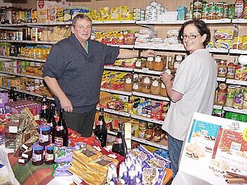 Große Auswahl, freundlicher Empfang - das ist es, was ein Dorfladen ausmacht. Der Heilgersdorfer Dorfladen mit Volker Hahn und Andrea Hahn ist ein absolutes Erfolgsmodell. Foto: Berthold Köhler