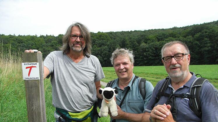 Die Wanderer (v.l.) Nils Winterhalter, Volker Hahn und Erich Spoelstra aus dem Knüll-Wald nahe Kassel machen Wanderurlaub in der Rhön-Region.  Foto: Joachim Rübel