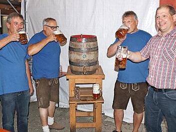 Ein Prost auf die Kerwa! Von links: Robert Pickel, Hermann Gamperling, Friedel Pickel und Bürgermeister Faatz  Foto: Johanna Blum