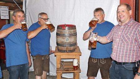 Ein Prost auf die Kerwa! Von links: Robert Pickel, Hermann Gamperling, Friedel Pickel und Bürgermeister Faatz  Foto: Johanna Blum