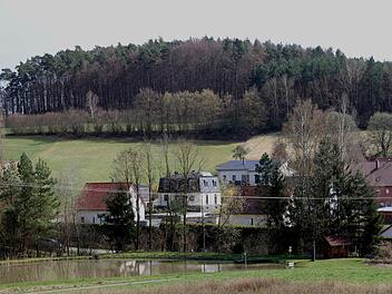 Im idyllischen Schönbrunn würden gern junge Einheimische bauen. Aber Bauplätze zu kaufen gestaltet sich für die Gemeinde fast unmöglich.