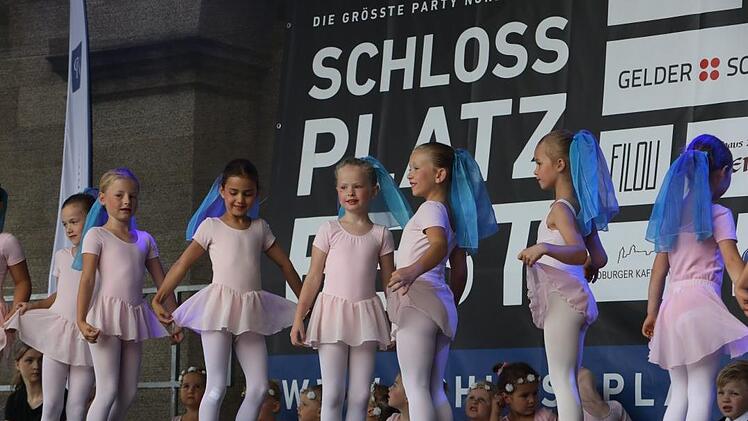 Impressionen vom Sonntagsprogramm auf der Showbühne. Foto: Barbara Herbst