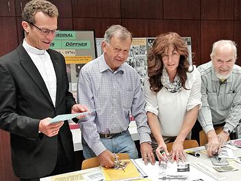 Schon seit Tagen bereiten sie die Ausstellung zur Gedenkfeier vor: (von links) Pfarrvikar Michael Schmitt, Hans Georg Keßler, Gabi Müller und Werner Martin. Foto: Sigismund von Dobschütz