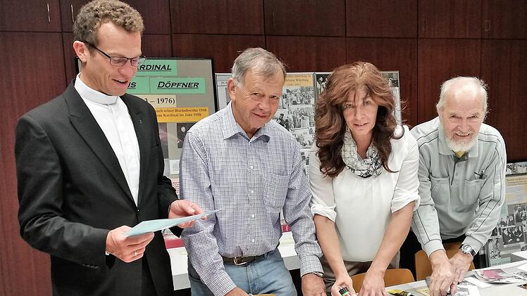 Schon seit Tagen bereiten sie die Ausstellung zur Gedenkfeier vor: (von links) Pfarrvikar Michael Schmitt, Hans Georg Keßler, Gabi Müller und Werner Martin. Foto: Sigismund von Dobschütz