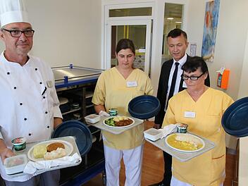 Bei der Vorstellung des neuen Tiefkühl-Systems im Oktober hatte der Vorstandsvorsitzende der Sozialstiftung, Xaver Frauenknecht (rechts), auf eine Erhöhung der Essensqualität gehofft.  Foto: Sebastian Schanz