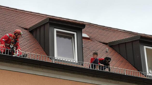 Einsatz auf dem Dach: F&uuml;r einen  zw&ouml;lfj&auml;hrigen Retter  in einem W&uuml;rzburg-Zellerau war am Dienstagnachmittag ein Rettungseinsatz notwendig. Foto: Polizei