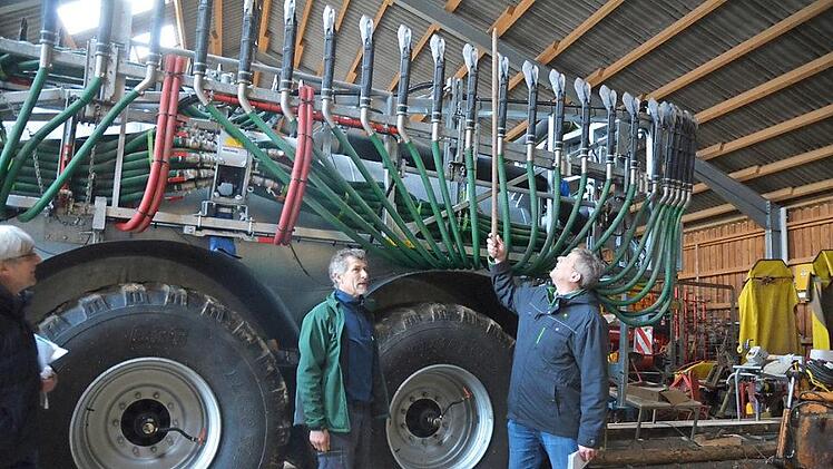 Der Güllewagen zur Ausbringung mit Schleppschläuchen, ist eine gewaltige Investition. Für viele Höfe ist er aber schon von den Abmessungen zu groß - dort muss die Gülle mit extra Wagen zum Schlauchwagen aufs Feld gefahren werden. Foto: Rainer Lutz