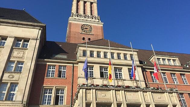 Die Fahnen vor dem Kieler Rathaus h&auml;ngen auf Halbmast. Am 03.08.2020 ist eine 23-j&auml;hrige Auszubildende an ihrem ersten Ausbildungstag von einem abgebrochenen Fahnenmast erschlagen worden. Foto: Wolfgang Schmidt/dpa