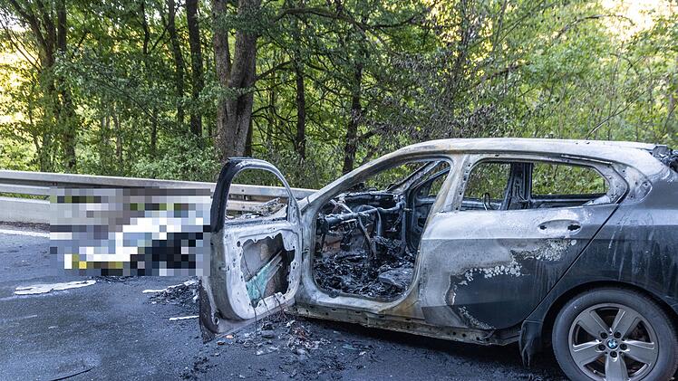 Tragischer Unfall: Motorradfahrer verbrennt nach Zusammenprall mit Auto