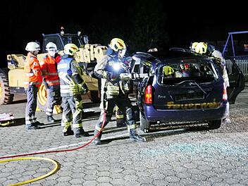 Das Übungsszenario: Mit einem schweren Radlader ist ein Auto zusammengestoßen, dessen Dach mit Hilfe einer hydraulischen Schere abgeschnitten werden muss.