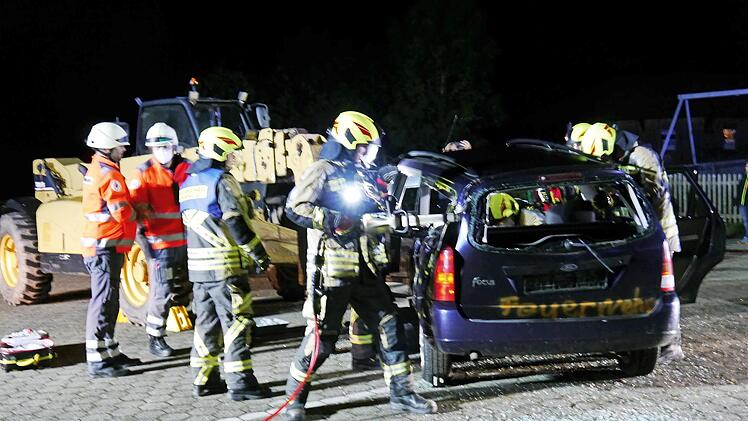 Das Übungsszenario: Mit einem schweren Radlader ist ein Auto zusammengestoßen, dessen Dach mit Hilfe einer hydraulischen Schere abgeschnitten werden muss.