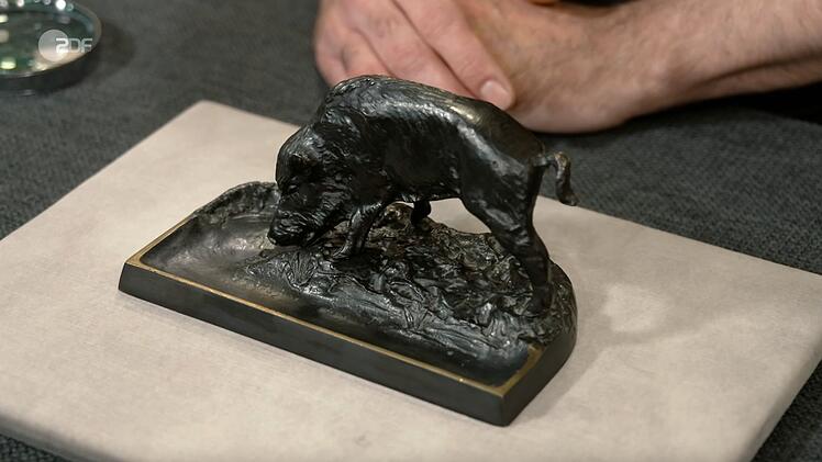 Als weiteres Objekt der Sendung wurde ein Schreibtisch-Utensil in Form eines Wildschweins von Experte Colmar Schulte-Goltz als Stiftablage aus Bronze aus den 1930er-Jahren identifiziert. Die Verk&auml;uferin w&uuml;nschte sich 80 Euro, der Sch&auml;tzwert lag bei 100 bis 120 Euro. Im H&auml;ndlerraum zahlte Liza Kielon schlie&szlig;lich 130 Euro.