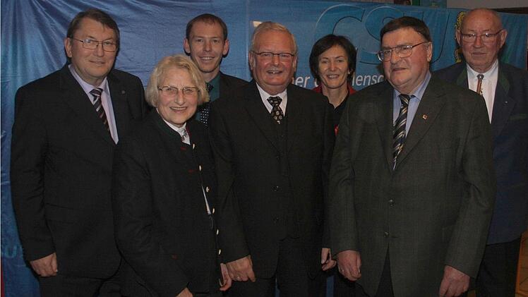 Für die Treue zur CSU wurden  vom Vorsitzenden Stefan Güntner (3. von links) und Christine Bender (5. von links) geehrt: Franz Böhm, Gudrun Kittel, Claus Lux und Ernst Hanft.