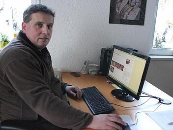 Hans Stumpf hat die Gemeindeseite von Wallenfels geöffnet.  Foto: Friedwald Schedel