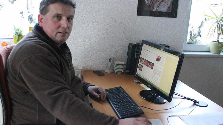 Hans Stumpf hat die Gemeindeseite von Wallenfels geöffnet.  Foto: Friedwald Schedel