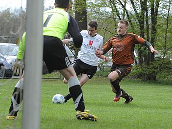 Den Ball im Blick und den Klassenerhalt vor Augen: Für Rottershausens Torwart Hergen Vollert (links) war der Sonntag ein guter Tag. Unsere Szene wird ergänzt vom Zweikampf zwischen Steinachs Philipp Kirchner und FCler Nico Wilm (rechts). Foto: Hopf