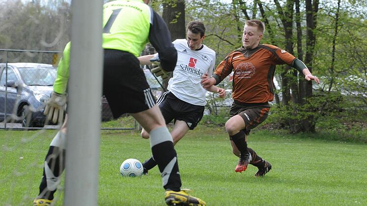 Den Ball im Blick und den Klassenerhalt vor Augen: Für Rottershausens Torwart Hergen Vollert (links) war der Sonntag ein guter Tag. Unsere Szene wird ergänzt vom Zweikampf zwischen Steinachs Philipp Kirchner und FCler Nico Wilm (rechts). Foto: Hopf