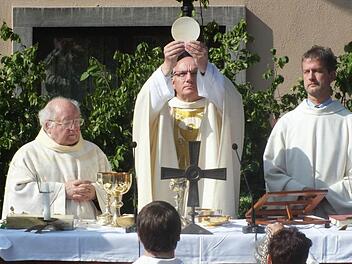 Stadtpfarrer Helmut Hetzel (Mitte) gestaltete den Gottesdienst mit Elmar Klinger (links) und Pastoralreferent Thomas Matzick (rechts).